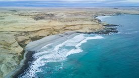 Bahía Inglesa, en el norte de Chile, sorprende con playas de arenas blancas y aguas turquesas en medio del desierto.