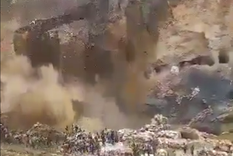 El derrumbe se dio despues de que un puente improvisará se cayera.