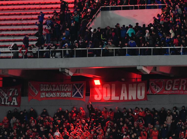 Noche caliente en Avellaneda: los hinchas del Rojo apuntaron contra su propia barra en medio del escándalo ante la U de Chile.