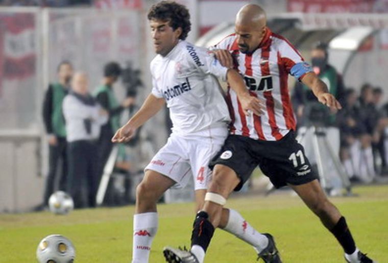 Araujo marcando a Verón. El mendocino es pieza clave en Huracán. Foto: Fotobaires