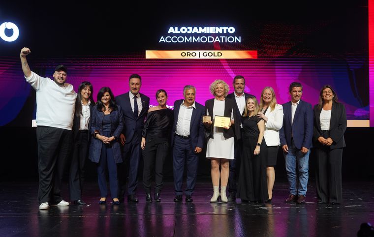 Cecile Adam y el equipo de Entre Cielos recibe el Oro en el rubro Alojamiento. Cecile Adam y el equipo de Entre Cielos recibe el Oro en el rubro Alojamiento.