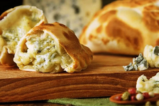 Receta de empanadas de cebolla y queso azul, suaves, cremosas y muy sabrosas.