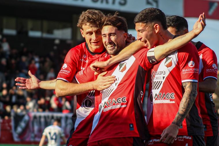Marcelo Eggel marcó un golazo de tiro libre en la victoria del Deportivo Maipú ante Tristán Suárez.