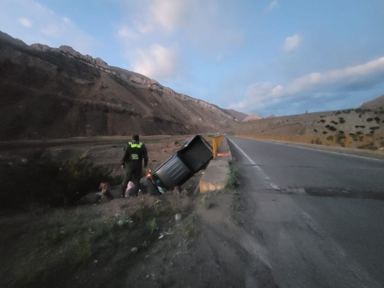 El hecho ocurrió este domingo por la mañana a la altura del puente del Río Horcones, en Ruta 7. Cinco personas resultaron ilesas.