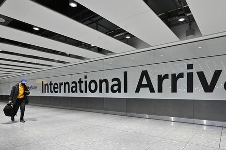 Autoridades de la salud en Reino Unido intentan identificar a un pasajero proveniente de Brasil que se realizó el test pero no llenó el formulario con sus datos personales. Foto: GETTY IMAGES