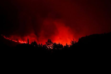alerta en belgica por un incendio sin precedentes: la ue desplego cinco aeronaves