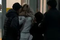 Algunos de los argentinos que llegaron tras ser deportados, se cubrieron la cara.