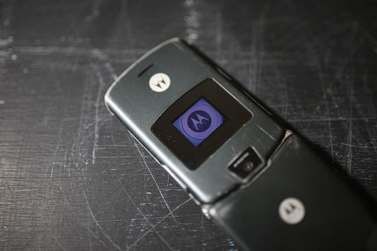 La elegancia del Motorola Razr V3 marca un estándar estético difícil de superar en su época. La elegancia del Motorola Razr V3 marca un estándar estético difícil de superar en su época.