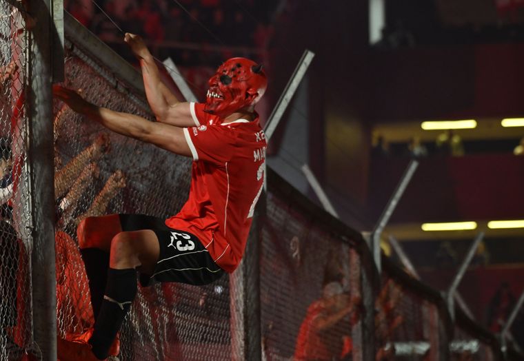 Iván Marcone, justo el 23 de Independiente, se puso una máscara del diablo y se subió al alambrado. El Rojo lo festejó como un campeonato.&nbsp;