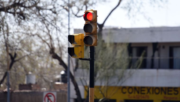 El Gobierno invertirá $6.700 millones para avanzar con el sistema de semáforos inteligentes en las principales arterias del Gran Mendoza. Foto: Alf Ponce / MDZ
