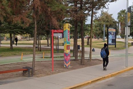 Luján de Cuyo busca instalar un sistema innovador en Mendoza para asistir a quienes esperan el colectivo. Luján de Cuyo busca instalar un sistema innovador en Mendoza para asistir a quienes esperan el colectivo.