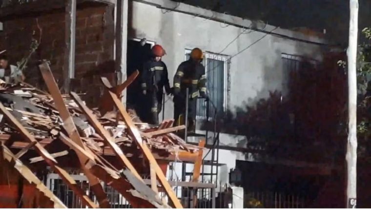 Por la explosión, parte de la casa terminó en la vereda Foto: Noticias Argentinas