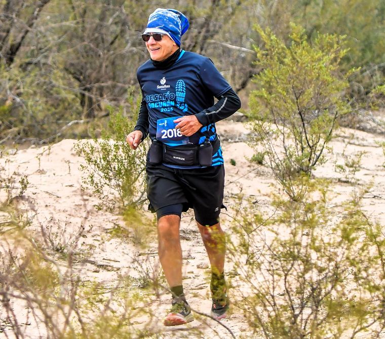 Ulises Naranjo corriendo la carrera de trail running en Ñacuñán. Foto Giuliana Santucci