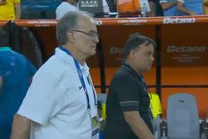 Bielsa y su tranquilidad tras ganar con Uruguay. Foto: Captura