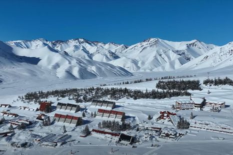 Las mejores pistas del centro de esquí cuentan con excelente acumulación de nieve para el cierre de la temporada de invierno. Las mejores pistas del centro de esquí cuentan con excelente acumulación de nieve para el cierre de la temporada de invierno.