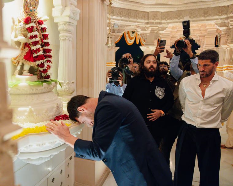 Lionel Messi durante su visita a la India, donde participó de rituales tradicionales del hinduismo.