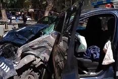 El automóvil de la Policía se llevó la peor parte en la colisión y sus tripulantes fueron trasladados a la Clínica Francesa para recibir atención por politraumatismos varios. Foto: MDZ