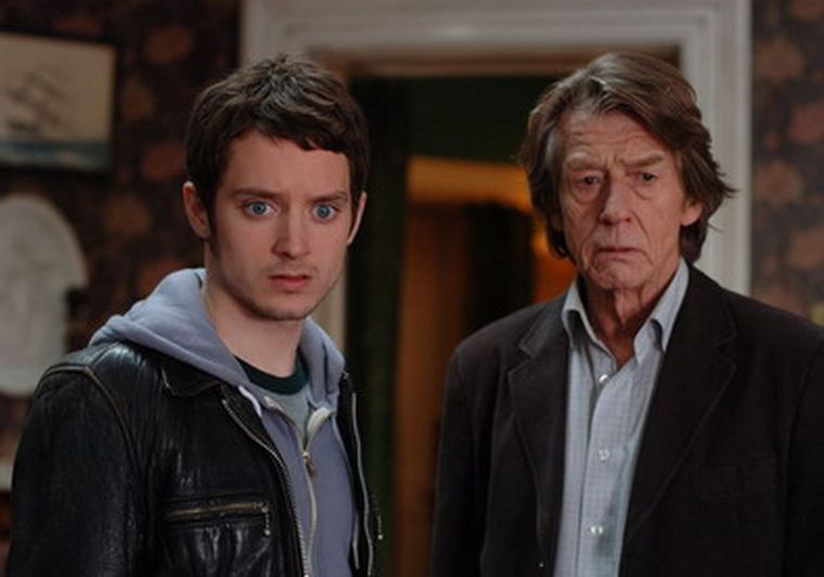 Elijah Wood y John Hurt, protagonistas del último film de Álex de la Iglesia Foto: Web