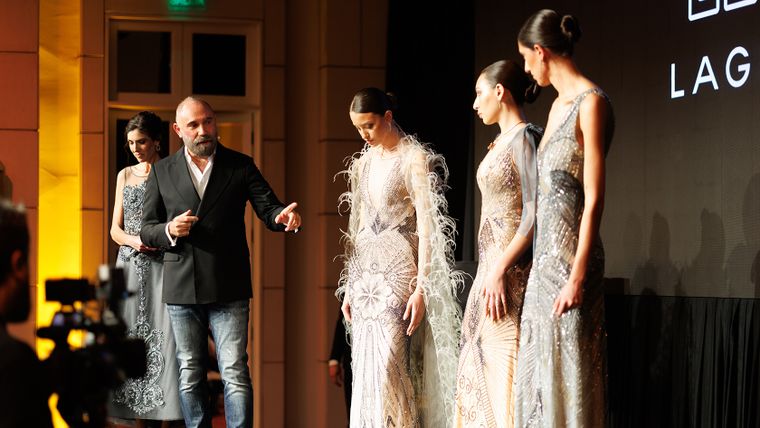 No fue un simple desfile, sino que Lage compartió con los presentes parte de su proceso creativo.