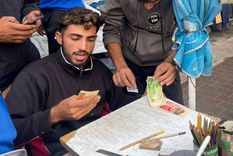 Baraa Abu al-Aoun repara los billetes desgastados que circulan por las calles de Gaza. Baraa Abu al-Aoun repara los billetes desgastados que circulan por las calles de Gaza.
