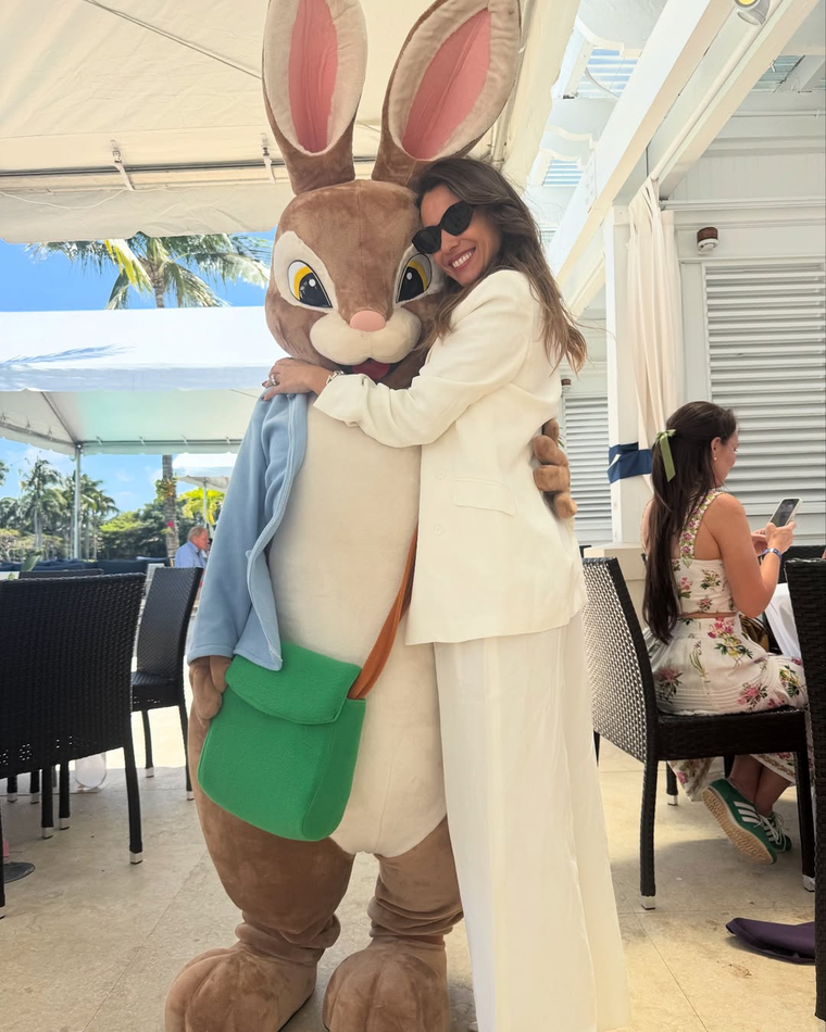 Pampita celebró la Pascua con un look blanco impecable. Foto: Instagram: pampitaoficial