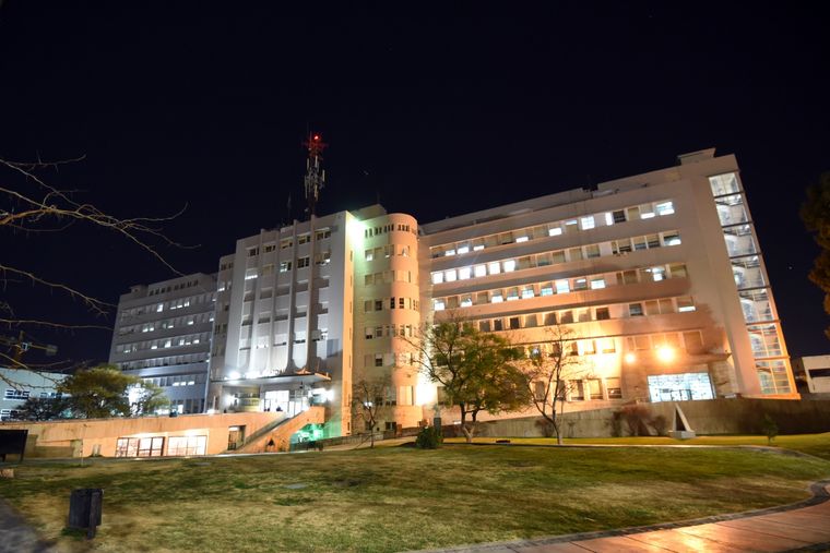 El hombre apuñalado fue trasladado al Hospital Central. Foto: MDZ