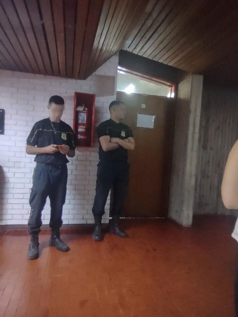 Los dos oficiales de la seguridad privada que estaban en los pasillos de la UNCuyo Foto: gentileza
