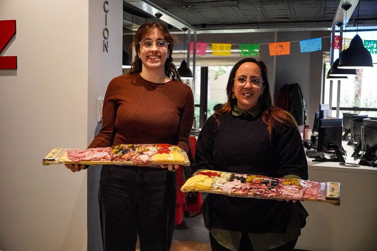 Vicky, Mecha y las picadas que se van para celebrar en casa. Vicky, Mecha y las picadas que se van para celebrar en casa.