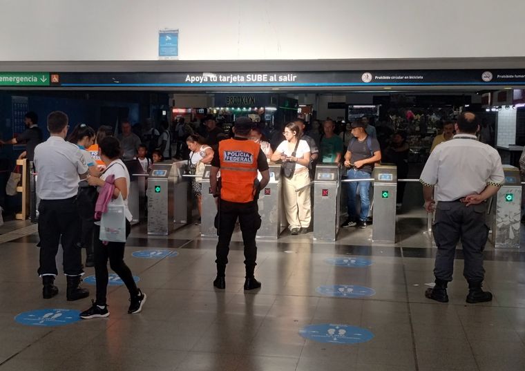 ESTACIÓN DE TREN La Policía Federal controla a los pasajeros de trenes Foto: X @MATPORE