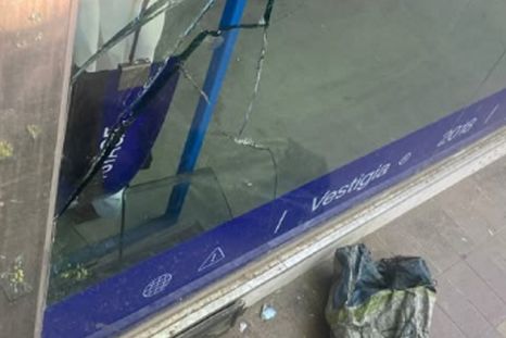 Vidrios rotos tras el último robo a Vestigia, en calle San Lorenzo. Foto: Redes sociales