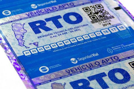 Por falta de insumos, Mendoza reemplaza la oblea de RTO por un carnet con QR que certifica la revisión técnica.