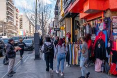 Las veredas de Flores se llenan de comerciantes que vienen de distintos puntos del país para comprar indumentaria que luego revenden en sus negocios