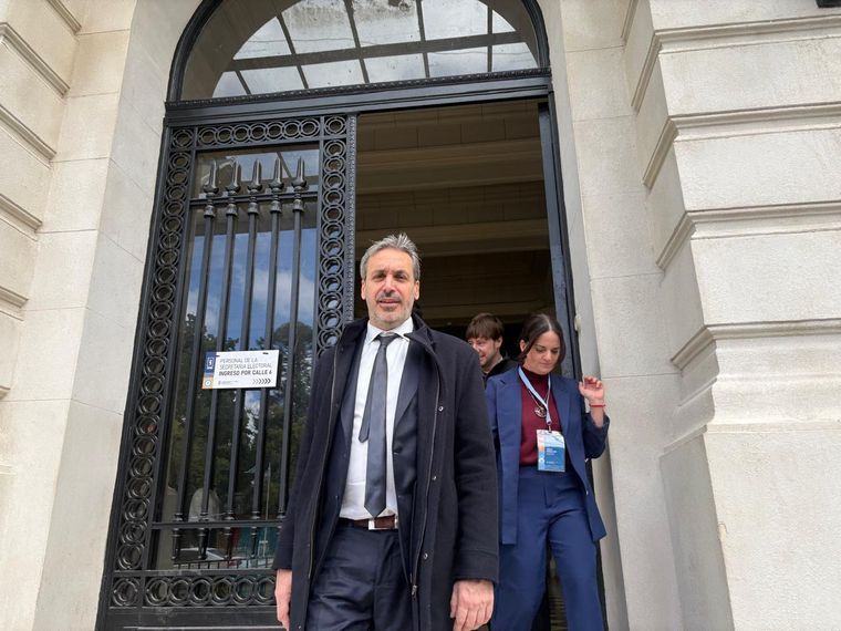 El Juez Federal de La Plata, con competencia electoral en la provincia de Buenos Aires, Alejo Ramos Padilla saliendo del Pasaje Dardo Rocha donde se realiza el escrutinio definitivo El Juez Federal de La Plata, con competencia electoral en la provincia de Buenos Aires, Alejo Ramos Padilla saliendo del Pasaje Dardo Rocha donde se realiza el escrutinio definitivo
