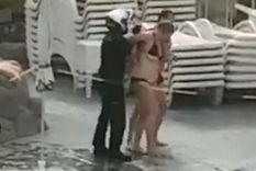 La mujer estaba alcoholizada, decidió tirarse a la pileta cuando estaba prohibido y terminó detenida La mujer estaba alcoholizada, decidió tirarse a la pileta cuando estaba prohibido y terminó detenida