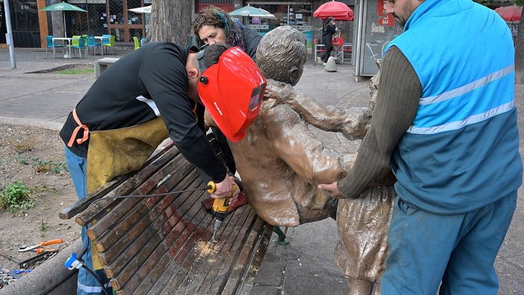 San Martín y Merceditas vuelven a la Alameda tras ser restaurados San Martín y Merceditas vuelven a la Alameda tras ser restaurados