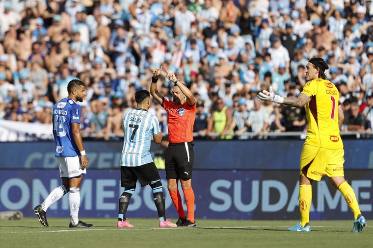 El árbitro anula el primer gol que marcó Racing Foto: EFE