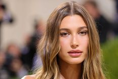 Hailey Bieber deslumbró con un atrevido bikini amarillo. Foto: Foto: Instagram @haileybieber