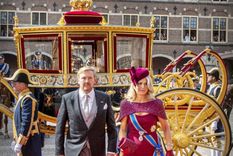 la reina maxima se despide de su ostentoso carruaje de oro: el motivo