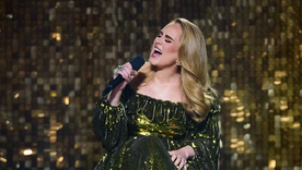 Adele deslumbrando en un show. Foto: tvinsider.com - https://www.tvinsider.com/wp-content/uploads/2022/03/adele-brit-awards.jpg