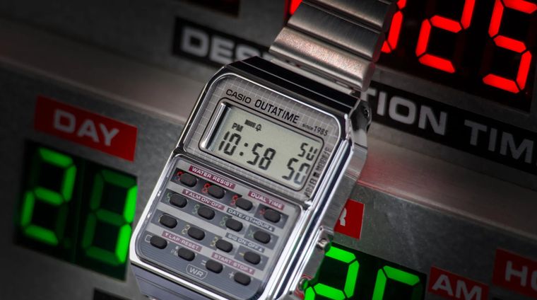 Casio CA-500WEBF-1A: edición especial por los 40 años de Volver al Futuro, con teclado-calculadora y colores que evocan los circuitos horarios del DeLorean.