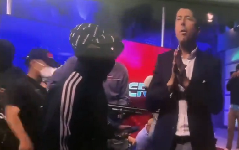 Personas armadas irrumpen en un canal de televisión en Ecuador. Foto: Captura de pantalla