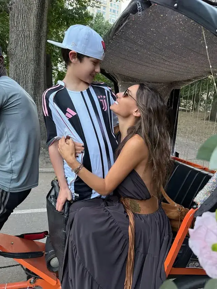 La modelo disfrutó de un día de calor con sus hijos en Central Park. La modelo disfrutó de un día de calor con sus hijos en Central Park.