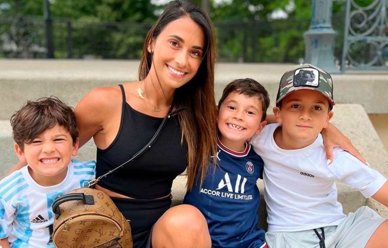 Antonela Roccuzzo, junto a sus tres hijos: Thiago, Mateo y Ciro. Foto: (foto: @antonelaroccuzzo).