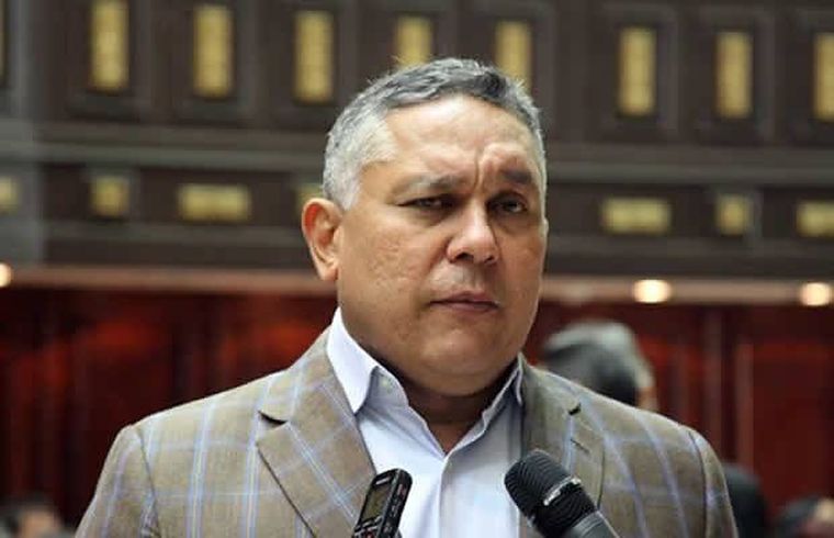 Pedro Carreño lanzó una catarata de insultos contra Alberto Fernández.