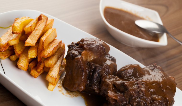 Esta receta nació en Córdoba, inspirada en los guisos que se preparaban con el rabo de los toros tras las corridas. Esta receta nació en Córdoba, inspirada en los guisos que se preparaban con el rabo de los toros tras las corridas.