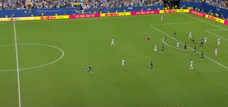 Los jugadores de Arabia no podían creer el contragolpe que cortó el árbitro.