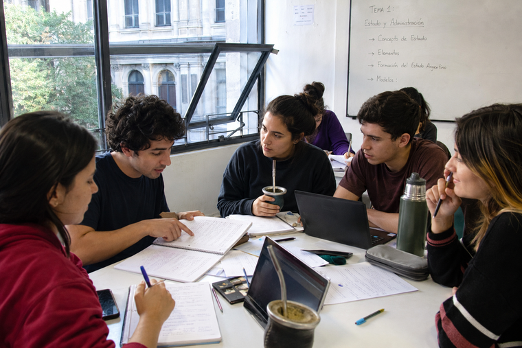 La carrera combina clases presenciales y virtuales y ofrece formación en programación, estadística e inteligencia artificial. La carrera combina clases presenciales y virtuales y ofrece formación en programación, estadística e inteligencia artificial.