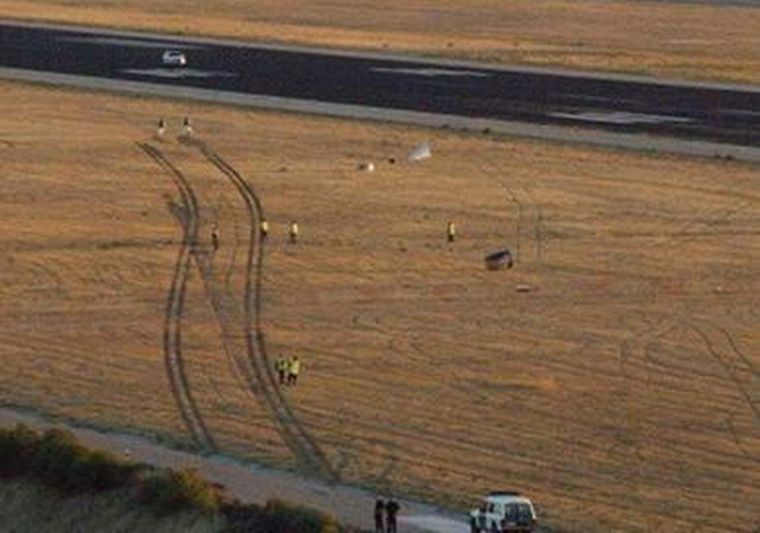 Las huellas del tren de aterrizaje dibujan la trayectoria de más de un kilómetro que siguió el MD-82 de Spanair. Foto: EFE