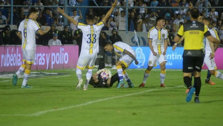 Servio ya atajó el penal y sus compañeros lo festejan. Foto: La Capital de Rosario