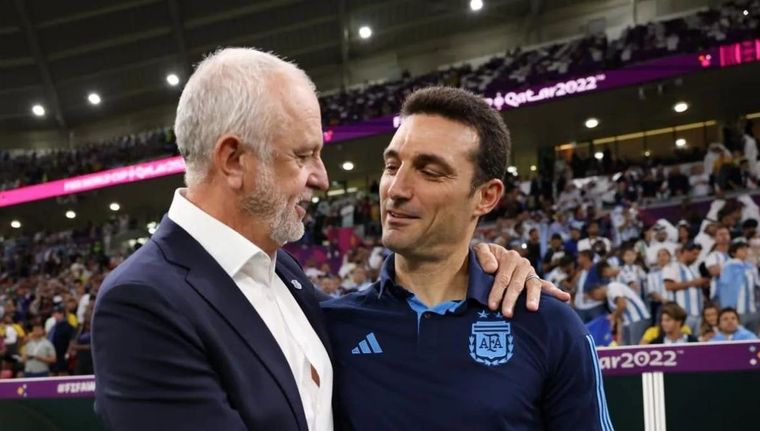 Graham Arnold y Lionel Scaloni se saludan en Qatar. Foto: EFE